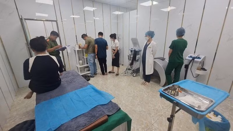 Lực lượng chức năng lập biên bản tại cơ sở phun thêu thẩm mỹ ID Korea. (Ảnh: Công an cung cấp)