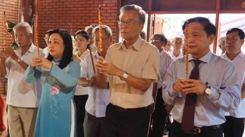 Lãnh đạo, nguyên lãnh đạo tỉnh Phú Yên dâng hương kỷ niệm 134 năm Ngày sinh Chủ tịch Hồ Chí Minh (19/5/1890-19/5/2024) tại Khu di tích lịch sử Nhà thờ Bác Hồ.