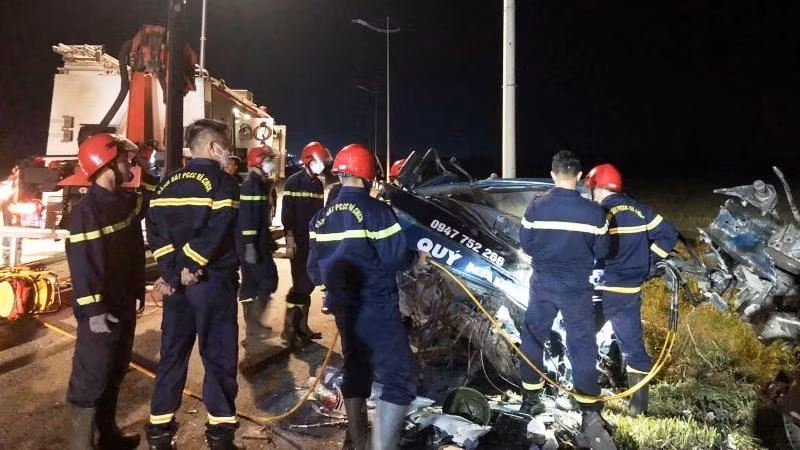 Các lực lượng chắc năng cứu hộ, cứu nạn người bị mắc kẹt trong xe tải và xe đầu kéo.