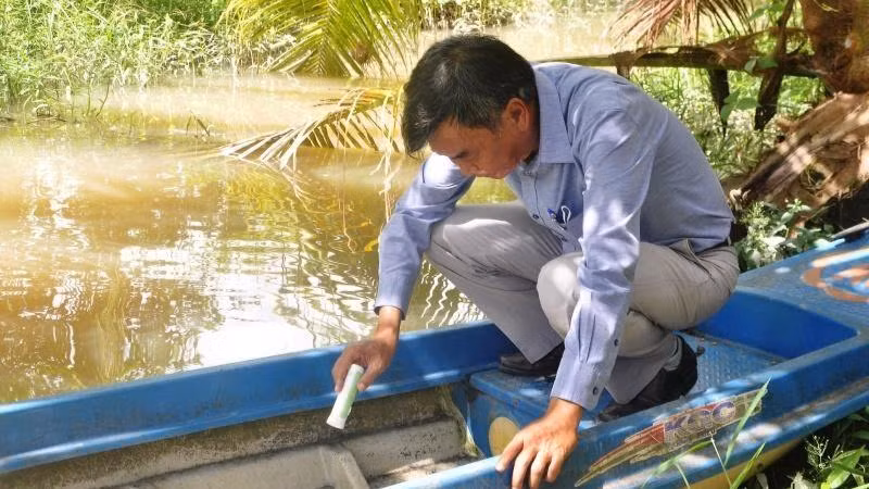 Kiểm tra muỗi, loăng quăng ở xuồng có nước tại xã Hậu Mỹ Trinh, huyện Cái Bè.
