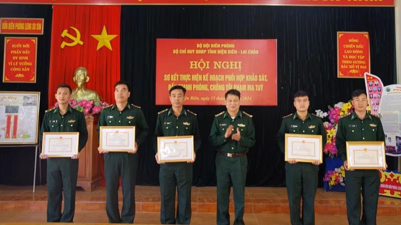 Lãnh đạo Bộ Chỉ huy Bộ đội Biên phòng Lai Châu trao Giấy khen tặng các cá nhân có thành tích xuất sắc trong thực hiện phối hợp đấu tranh phòng, chống tội phạm ma túy trên địa bàn hai tỉnh.
