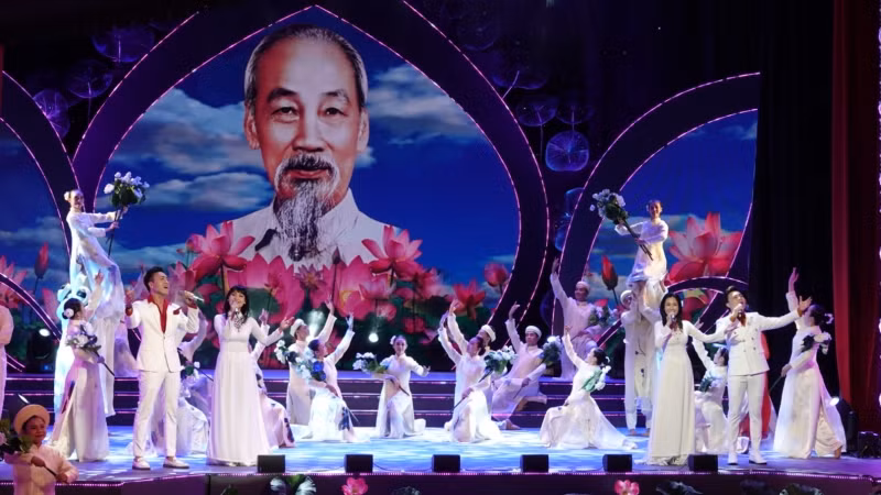 Tứ ca trình bày ca khúc Hồ Chí Minh đẹp nhất tên Người (sáng tác: Trần Kiết Tường).