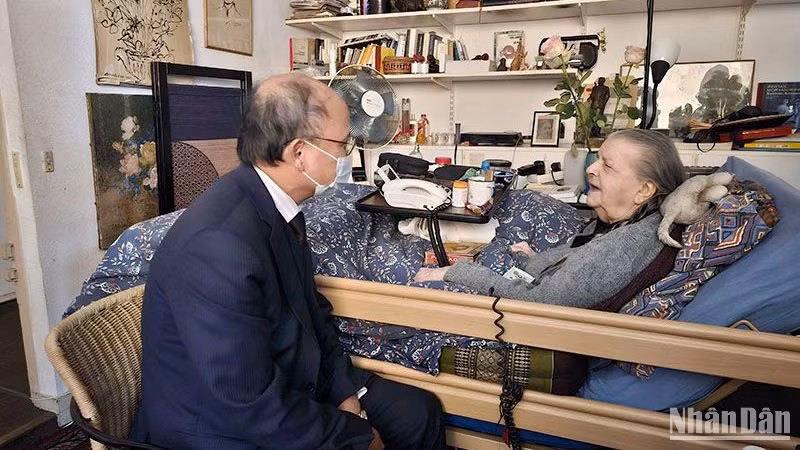 Đại sứ Đinh Toàn Thắng chúc bà Madeleine Riffaud sang năm mới thật nhiều sức khỏe. (Ảnh: Khải Hoàn)