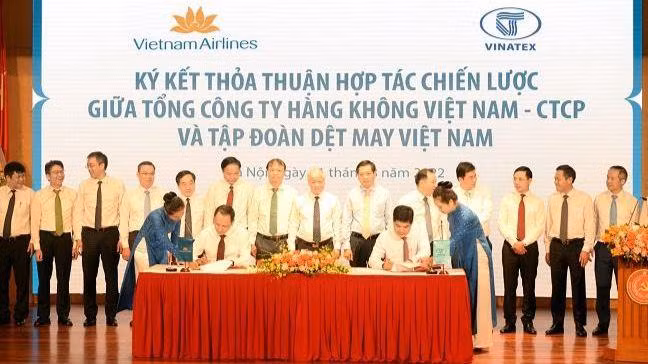 Lãnh đạo Vinatex và Vietnam Airlines ký thỏa thuận hợp tác.
