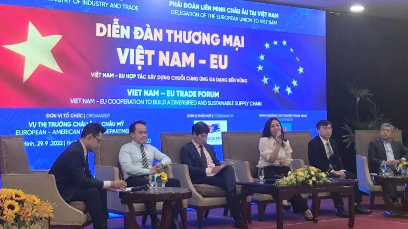Các đại biểu tham gia một phiên thảo luận.