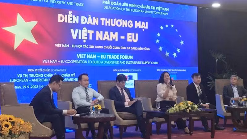 Các đại biểu tham gia một phiên thảo luận.