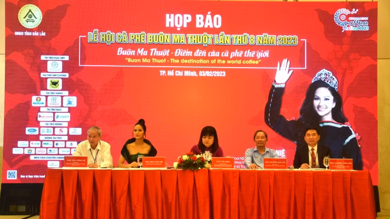 Các đại biểu trả lời câu hỏi của phóng viên tại buổi họp báo.