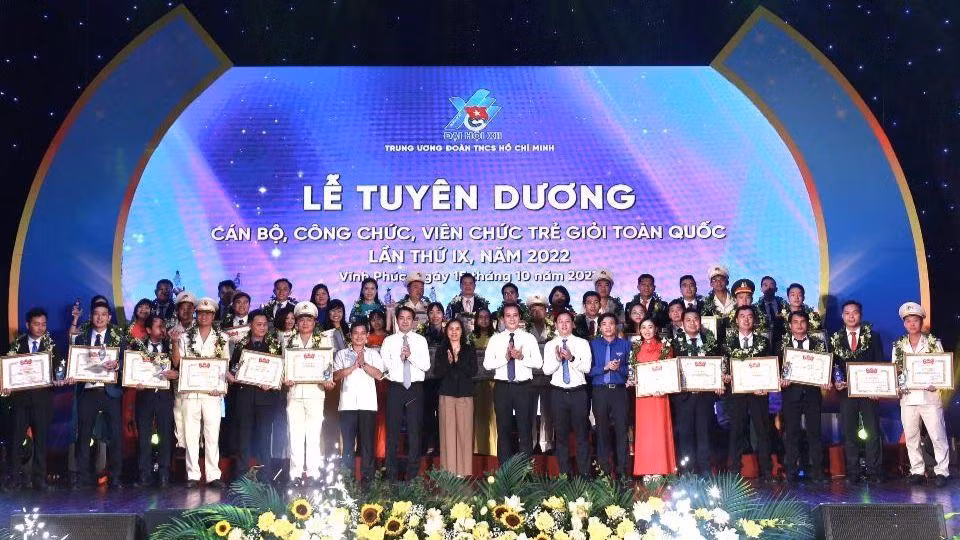 Đại diện lãnh đạo các ban, ngành, đoàn thể cùng 42 “Cán bộ, công chức, viên chức trẻ giỏi” toàn quốc năm 2022 tại buổi lễ. 