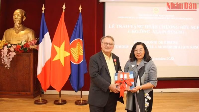 Phó Giám đốc, Phó Tổng Biên tập Phạm Thị Thinh tặng sách của Nhà xuất bản Chính trị quốc gia Sự thật cho ông Alain Ruscio. (Ảnh: Khải Hoàn)