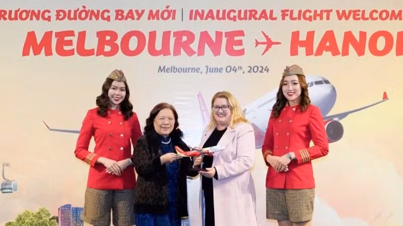 Phó Chủ tịch HĐQT Vietjet Nguyễn Thanh Hà (thứ 2 từ trái sang) gửi lời cảm ơn của Vietjet tới Bà Natalie Hutchins - Nghị sĩ Bang Victoria, Bộ trưởng Bộ Việc làm và Công Nghiệp, Bộ trưởng Bộ Phụ nữ, Bộ trưởng Bộ Hiệp ước và Các Dân tộc Đầu tiên của Bang Victoria (thứ 3 từ trái sang).