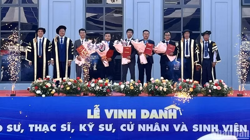 Trao quyết định bổ nhiệm và vinh danh 5 tân Phó Giáo sư năm 2023. 