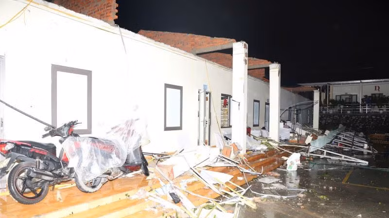 4 gia đình tại khu tập thể 19 hộ gia đình - Công ty than Hòn Gai bị tốc mái hoàn toàn.