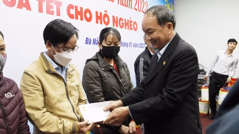 Trao quà Tết cho người nghèo.