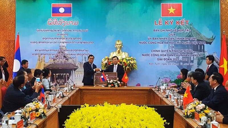 Đồng chí Leklai Sivilay tặng quà của tỉnh Sekong cho tỉnh Kon Tum.