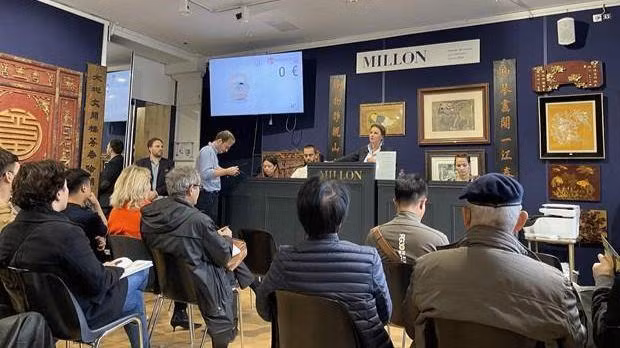 Buổi lễ bán đấu giá các cổ vật của Việt Nam, ngày 31/10 tại Paris. (Ảnh: Thu Hà/TTXVN) Buổi lễ bán đấu giá các cổ vật của Việt Nam, ngày 31/10 tại Paris. (Ảnh: Thu Hà/TTXVN)