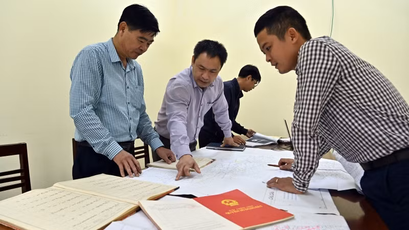 Lãnh đạo xã Ninh Sở, huyện Thường Tín (Hà Nội) đối chiếu, rà soát diện tích thu hồi đất phục vụ giải phóng mặt bằng tuyến đường vành đai 4 trên địa bàn. (Ảnh Duy Linh)