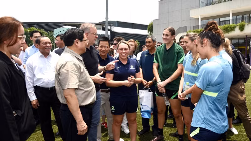 Thủ tướng Phạm Minh Chính và Thủ tướng Australia Anthony Albanese đến thăm, giao lưu với ban huấn luyện và các cầu thủ đội bóng đá nữ Australia.