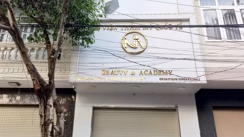 Cơ sở thẩm mỹ do bà Nguyễn Thị Ngọc Ánh làm chủ ở phường Thống Nhất bị tạm đình chỉ hoạt động 18 tháng.