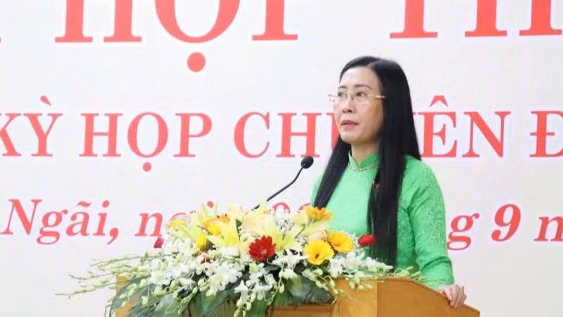 Bí thư Tỉnh ủy, Chủ tịch Hội đồng nhân dân tỉnh Quảng Ngãi Bùi Thị Quỳnh Vân phát biểu tại kỳ họp.