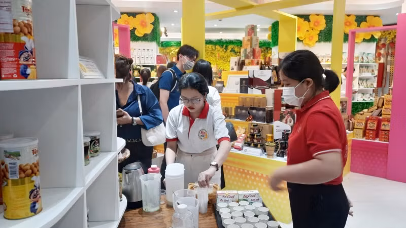 Người dân đến tham quan, mua sắm tại “Tuần lễ triển lãm sản phẩm ngành lương thực thực phẩm năm 2022”.