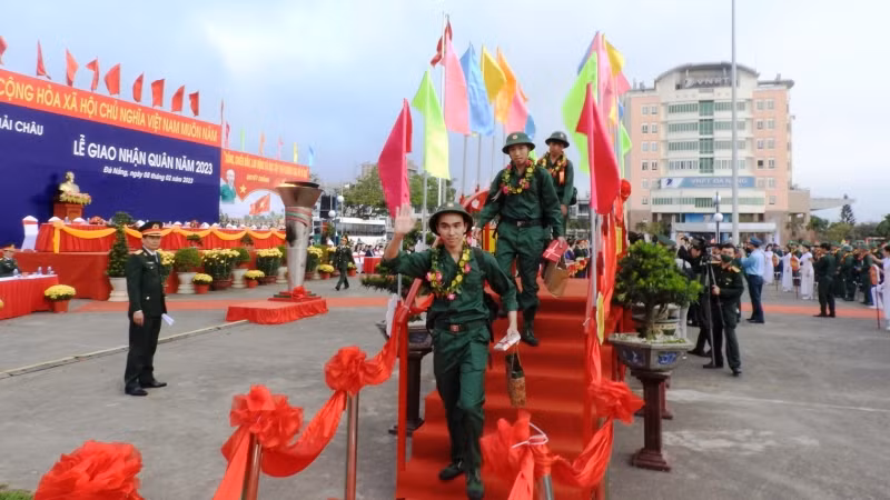 Các tân binh bước lên cầu Vinh Quang với nụ cười rạng rỡ, tự hào.