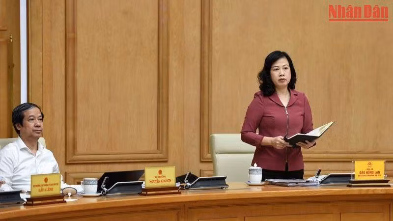 Quyền Bộ trưởng Y tế phát biểu tại phiên họp.