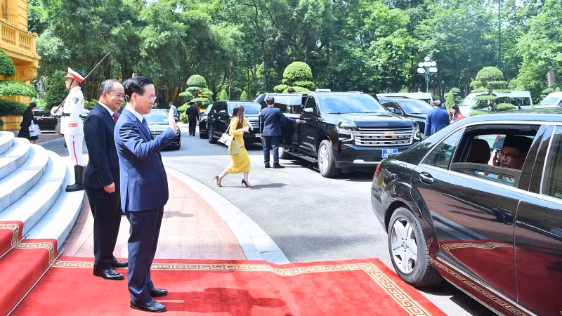 Chủ tịch nước Võ Văn Thưởng chào từ biệt Thủ tướng Malaysia Anwar Ibrahim sau buổi tiếp.