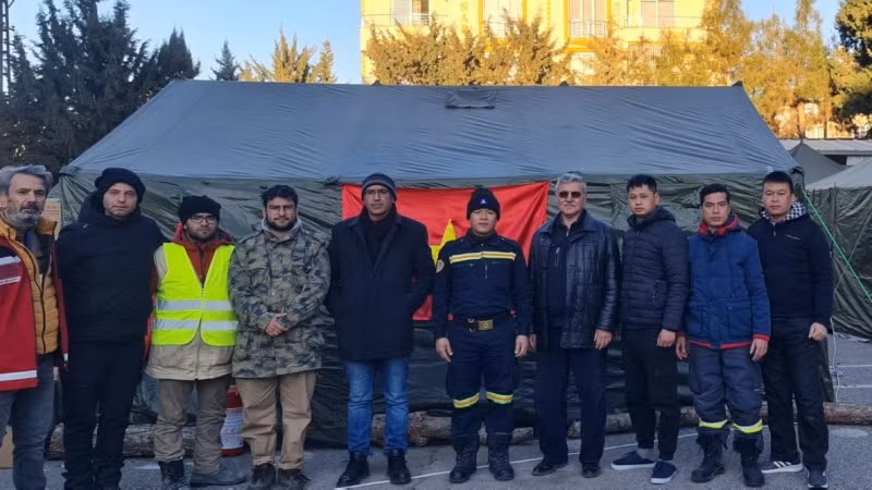 Ông BAS Abdulhalik, Cục trưởng Cục Chính sách Giáo dục Thổ Nhĩ Kỳ cũng đã đến thăm và cảm ơn đoàn cứu nạn trước khi đoàn đi đến địa điểm mới. (Ảnh: Lực lượng cứu hộ, cứu nạn Đoàn Công an Việt Nam cung cấp)