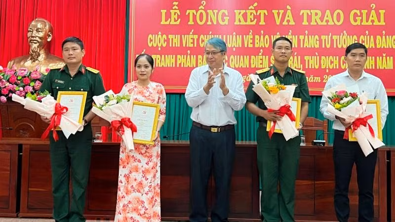 Ban tổ chức trao giải B cho các tác giả đoạt giải.