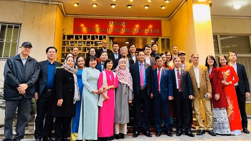Thượng tướng, Phó Chủ tịch Quốc hội Trần Quang Phương đến thăm Đại sứ quán Việt Nam và gặp gỡ cộng đồng người Việt tại Iran.