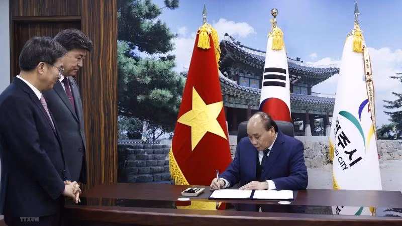 Chủ tịch nước Nguyễn Xuân Phúc ký sổ vàng lưu niệm tại Văn phòng Tỉnh trưởng tỉnh Gyeonggi. (Ảnh: Thống Nhất/TTXVN)