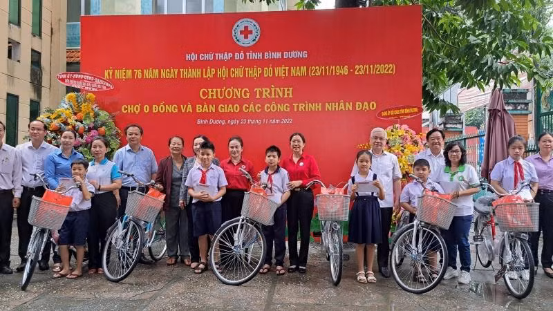 Lãnh đạo tỉnh Bình Dương và lãnh đạo Hội Chữ thập đỏ các cấp trao tặng quà và học bổng cho học sinh có hoàn cảnh khó khăn.