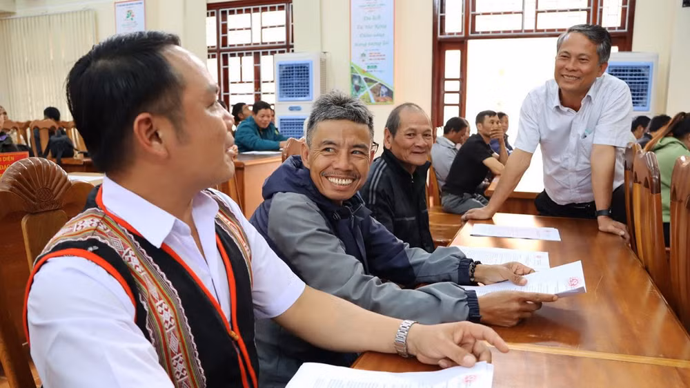 Đồng chí Võ Trung Mạnh trò chuyện, động viên, cảm ơn các già làng, người có uy tín.