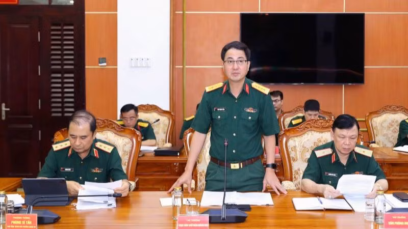 Đại tá Phạm Mạnh Thắng, Cục trưởng Cục Gìn giữ hòa bình Việt Nam báo cáo tình hình triển khai xây dựng Dự án luật.