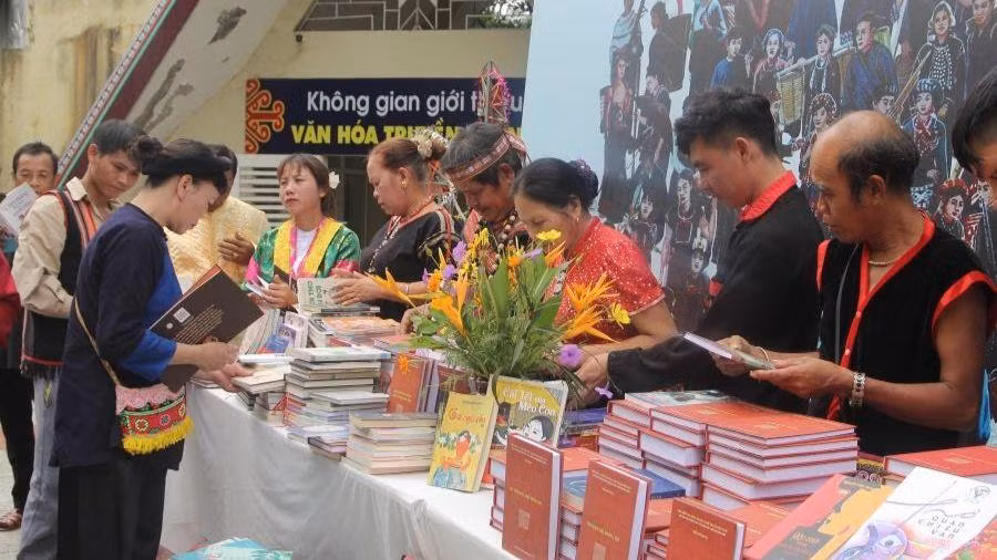 Đồng bào xem, chọn sách sau khi được trao tặng.