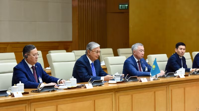 Tổng thống Kazakhstan Kassym-Jomart Tokayev và các thành viên hội kiến với Thủ tướng Phạm Minh Chính.