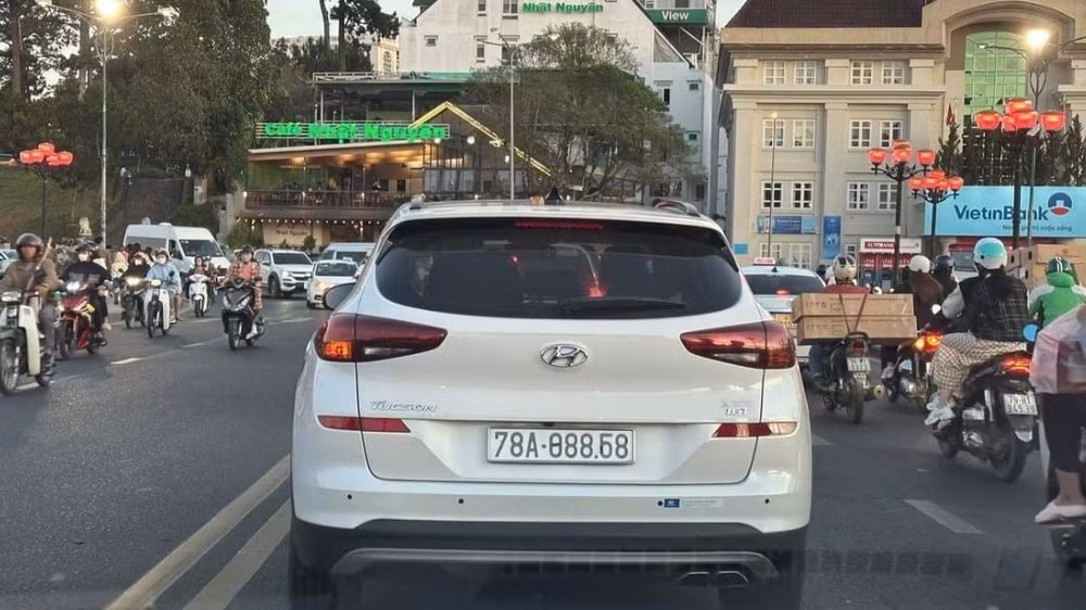 Biến biển số ô-tô 78A-088.58 thành 78A-888.68.