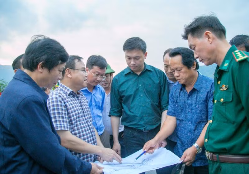 Phó Chủ tịch Ủy ban nhân dân tỉnh Quảng Trị Lê Đức Tiến, lãnh đạo Cục Đường bộ Việt Nam và Sở Giao thông vận tải tỉnh Quảng Trị kiểm tra, thống nhất phương án khắc phục, bảo đảm an toàn giao thông trên Quốc lộ 15D.