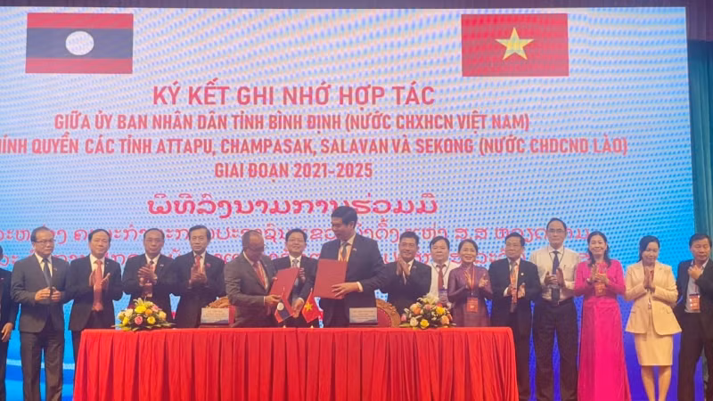 Lãnh đạo tỉnh Bình Định và 4 tỉnh nam Lào ký kết hợp tác giai đoạn 2021-2025.