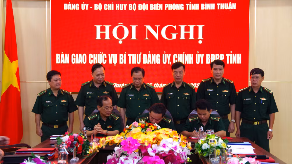 Thiếu tướng Phùng Quốc Tuấn, Phó Chính ủy Bộ đội Biên phòng (thứ 3 từ trái qua) chứng kiến bàn giao chức vụ Bí thư Đảng ủy, Chính ủy Bộ đội Biên phòng tỉnh Bình Thuận.