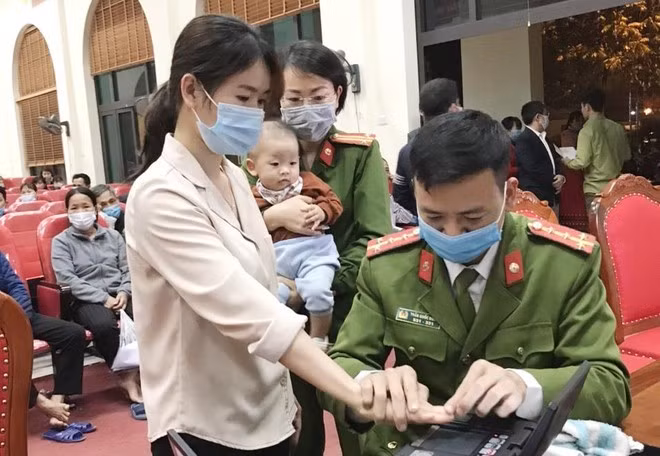 Công an thành phố Hà Nội triển khai làm căn cước công dân gắn chip cho công dân. (Ảnh minh họa) 