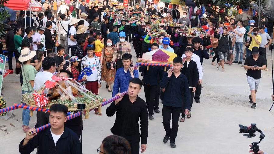 Lễ dâng hương miếu Ông, miếu Bà trong Lễ hội chợ phong lưu Khâu Vai.