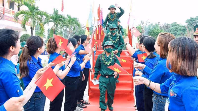 Các tân binh tại thị xã Ayun Pa (Gia Lai) phấn khởi lên đường nhập ngũ.