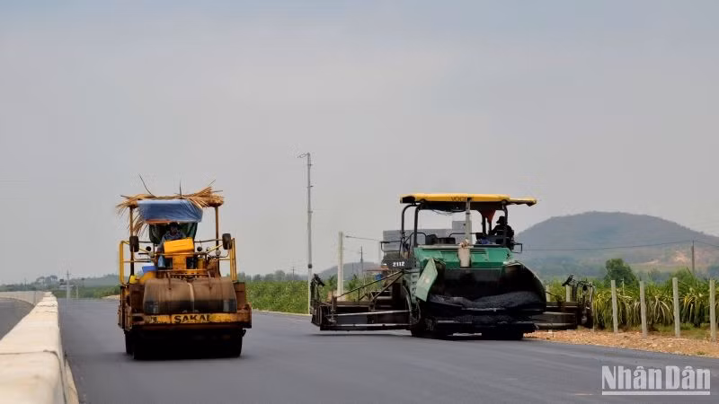 Thảm bê-tông nhựa tại gói thầu XL-01 đoạn Phan Thiết-Dầu Giây qua huyện Hàm Tân, Bình Thuận. (Ảnh: ĐÌNH CHÂU)