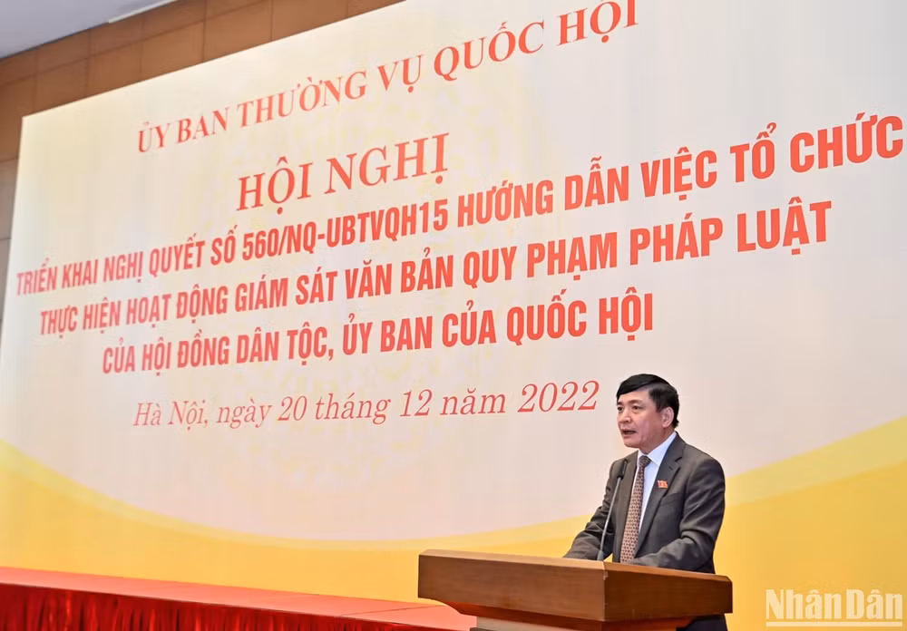 Tổng Thư ký, Chủ nhiệm Văn phòng Quốc hội Bùi Văn Cường trình bày báo cáo tại Hội nghị.