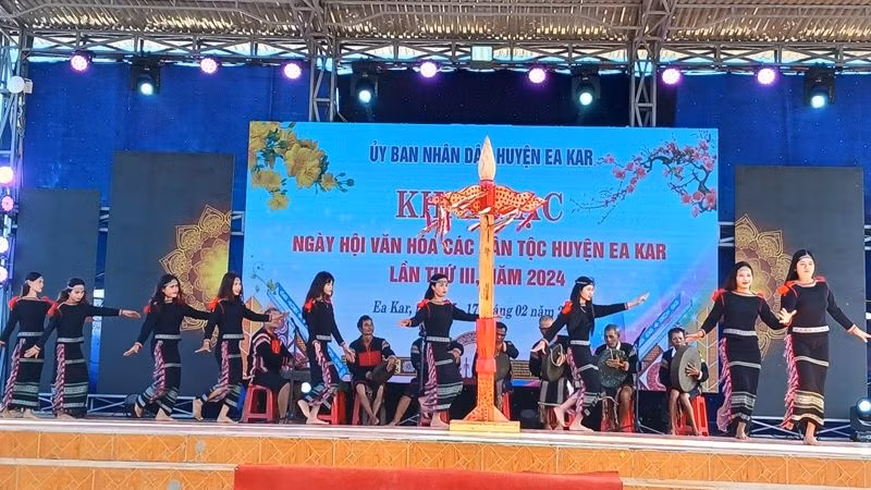 Ngày hội văn hóa các dân tộc huyện Ea Kar lần thứ III năm 2024 thu hút đông đảo nhân dân và du khách đến vui chơi.