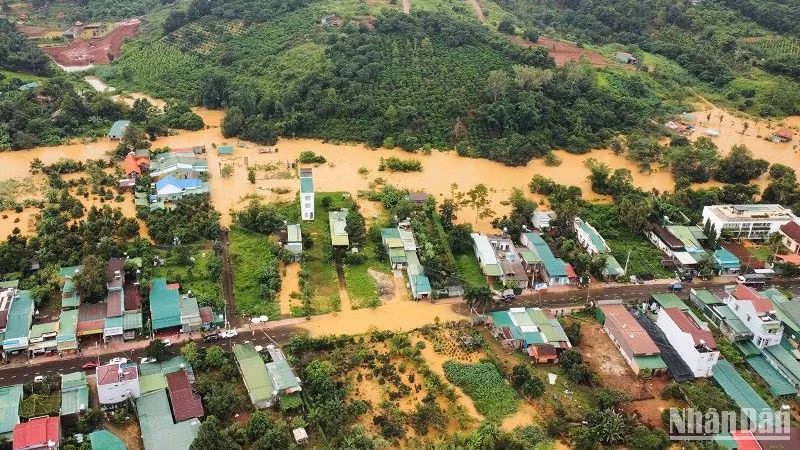 Nhiều khu vực ở thành phố Gia Nghĩa, tỉnh Đắk Nông bị ngập chìm trong nước lũ.