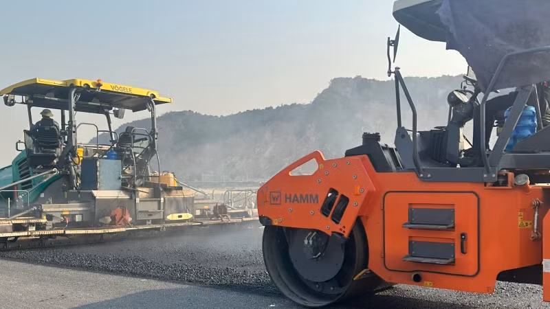 Triển khai lu lèn, thảm bê-tông nhựa mặt đường dự án cao tốc bắc-nam đoạn Nghi Sơn-Quốc lộ 45.