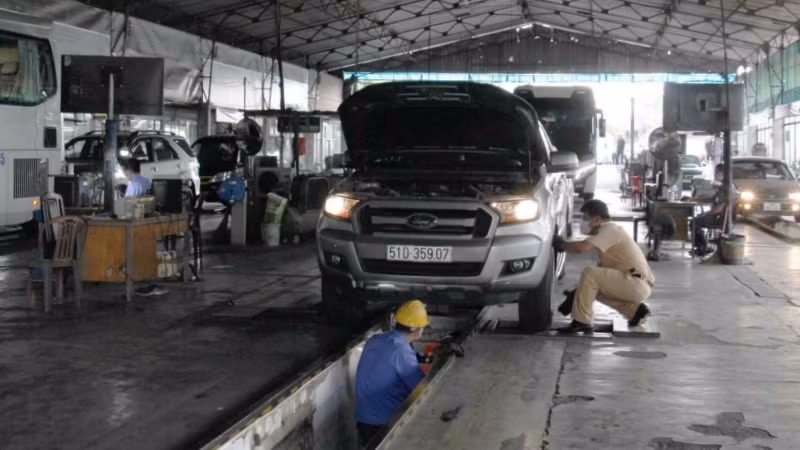 Lực lượng Cảnh sát giao thông, Công an tỉnh Bình Dương hỗ trợ nhân viên đăng kiểm, kiểm tra phương tiện tại Trung tâm Đăng kiểm 50.03S.