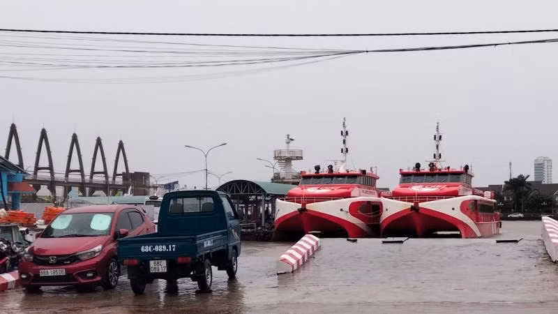 Do thời tiết xấu, tàu khách từ thành phố Rạch Giá, tỉnh Kiên Giang đi các đảo của tỉnh Kiên Giang ngưng hoạt động.